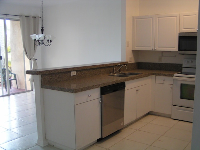 312 River Bluff Ln, Royal Palm Beach, FL 33411 - kitchen featuring stainless steel appliances, dark countertops, plenty of natural light, and a peninsula