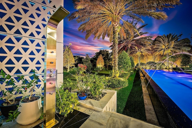 view of yard at dusk