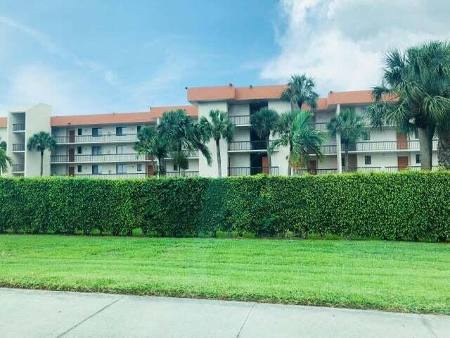 view of apartment building / complex