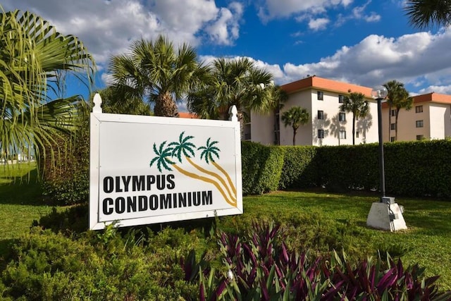 community sign featuring a lawn