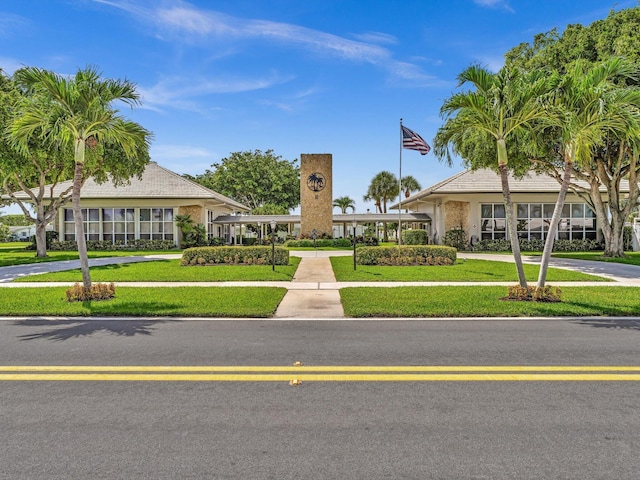 view of front of property with a front lawn