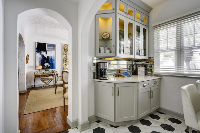 359 E Lakewood Rd, West Palm Beach, FL 33405 - bar featuring arched walkways and baseboards