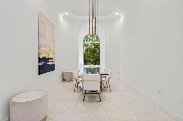 dining room with baseboards, crown molding, and recessed lighting