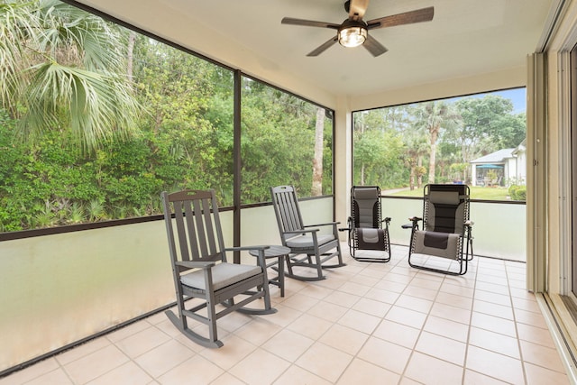 sunroom with ceiling fan