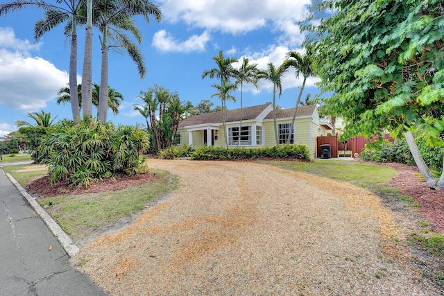 946 Paseo Morella, West Palm Beach, FL 33405 - ranch-style home featuring dirt driveway