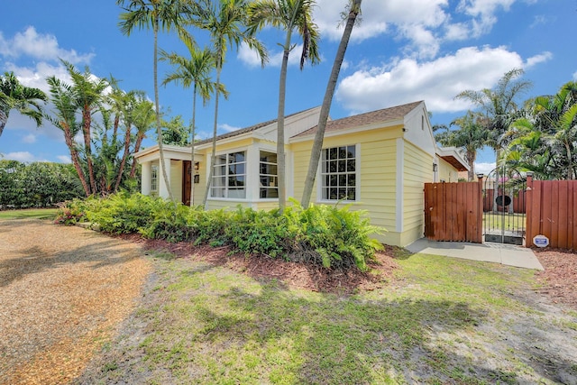 946 Paseo Morella, West Palm Beach, FL 33405 - view of front of property featuring a gate