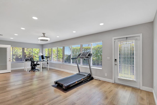workout area with baseboards, plenty of natural light, and recessed lighting