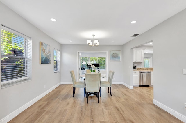 dining space with baseboards, an inviting chandelier, recessed lighting, visible vents, and light wood finished floors