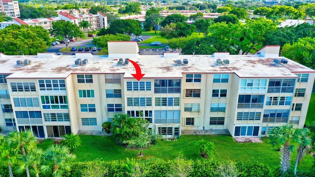 25 Abbey Ln Unit 404, Delray Beach, FL 33446 - aerial view of property and surrounding area featuring a pool