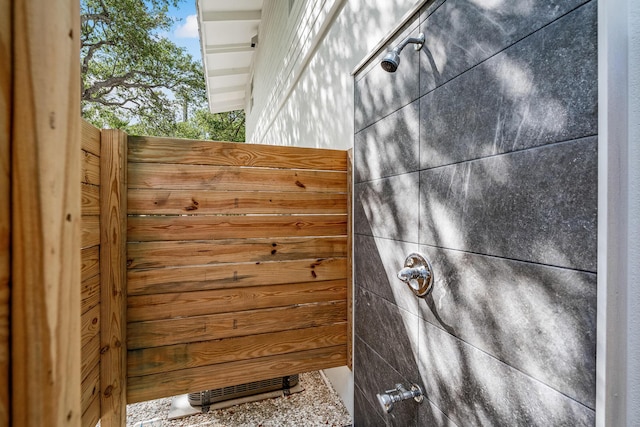 details featuring tiled shower