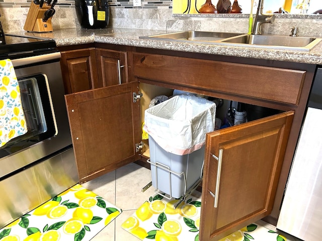 4330 Lucerne Villas Ln, Lake Worth, FL 33467 - kitchen with backsplash, light tile patterned floors, stainless steel electric range, and a sink