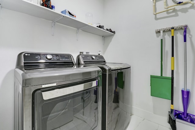 626 33rd St, West Palm Beach, FL 33407 - laundry area with washer and clothes dryer