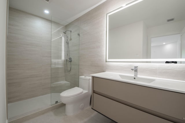 13890 Parc Dr, Palm Beach Gardens, FL 33410 - bathroom with toilet, a tile shower, tile walls, vanity, and recessed lighting