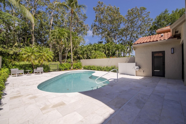 13890 Parc Dr, Palm Beach Gardens, FL 33410 - view of swimming pool featuring a patio area and a fenced backyard