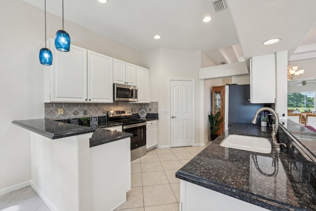 kitchen featuring decorative backsplash, stainless steel appliances, a sink, visible vents, and a peninsula