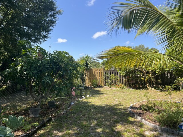 180 NE Lobster Rd, Port Saint Lucie, FL 34986 - view of yard featuring fence