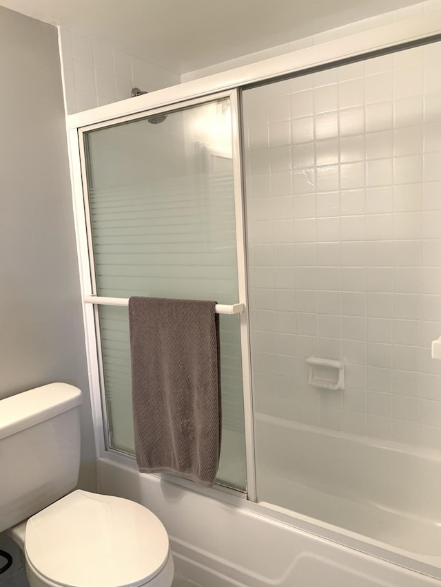 full bath with combined bath / shower with glass door and toilet