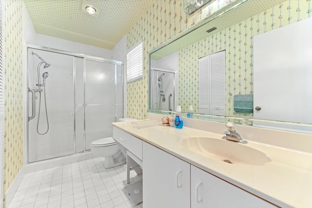 6040 Waldwick Cir, Delray Beach, FL 33484 - full bath with a sink, wallpapered walls, and a stall shower