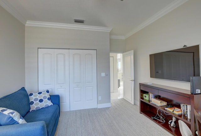 living area with baseboards, crown molding, carpet flooring, and visible vents