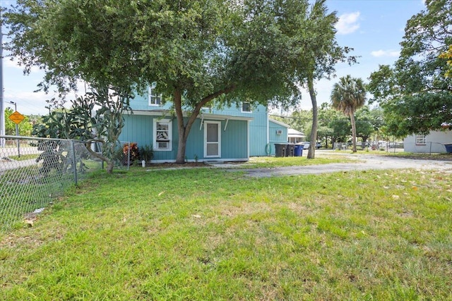 view of front of home featuring fence and a front yard