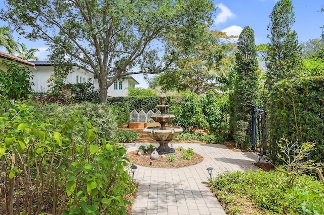 2409 NE 12th St, Fort Lauderdale, FL 33304 - surrounding community featuring fence