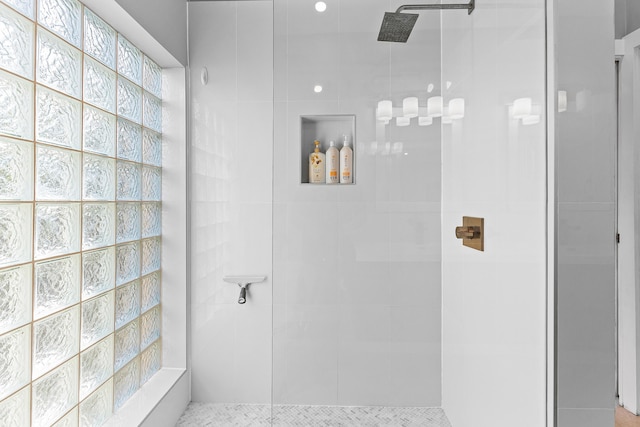 bathroom featuring a tile shower