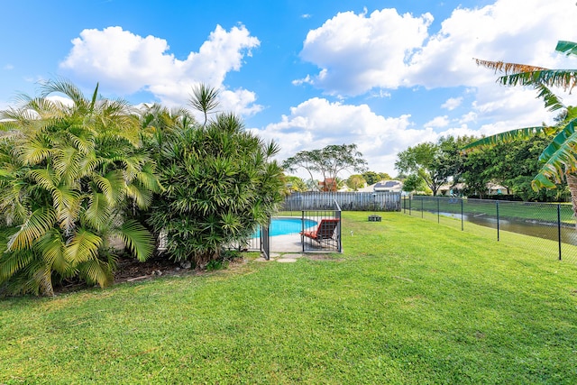 view of yard featuring fence and a fenced in pool