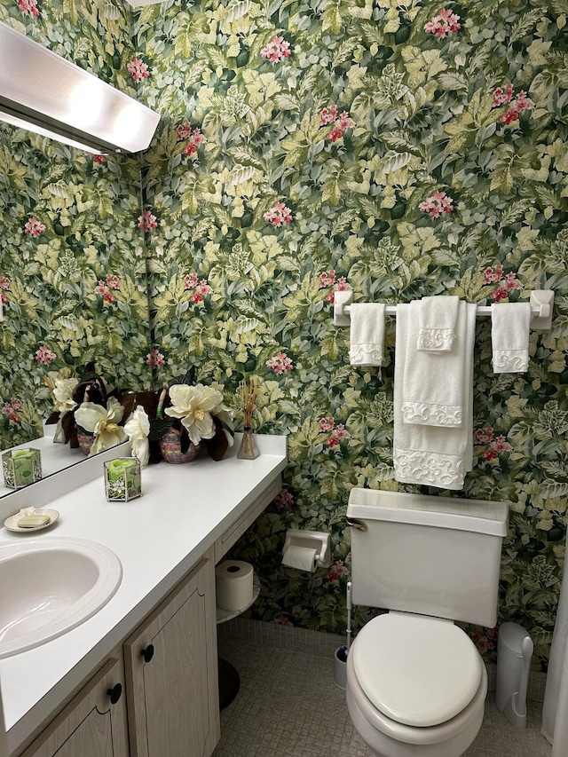 625 Pines Knoll Dr Unit B, Fort Pierce, FL 34982 - bathroom featuring tile patterned floors, toilet, baseboards, wallpapered walls, and vanity