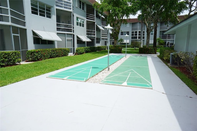 1040 SE 4th Ave Unit 222, Deerfield Beach, FL 33441 - view of home's community featuring a lawn and a residential view