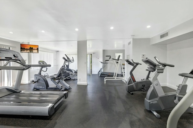exercise room featuring baseboards, visible vents, and recessed lighting