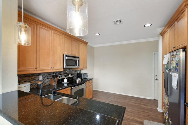 4721 N Prive Cir, Delray Beach, FL 33445 - kitchen with visible vents, dark wood-style flooring, tasteful backsplash, a sink, and stainless steel appliances