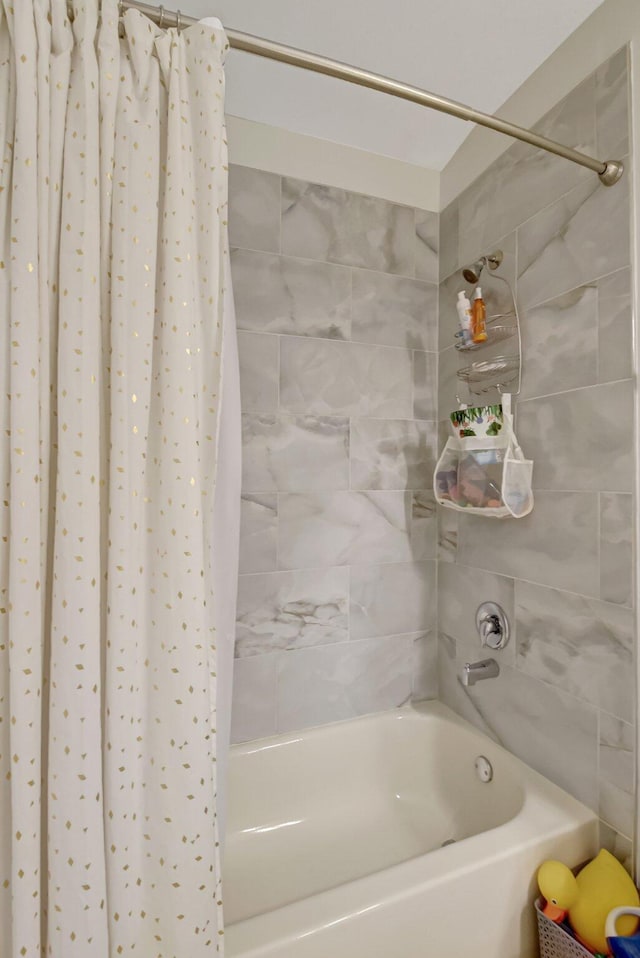 4721 N Prive Cir, Delray Beach, FL 33445 - full bathroom with shower / tub combo with curtain