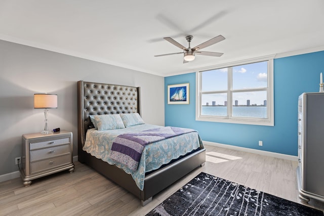 bedroom with light wood-style flooring, baseboards, and ceiling fan