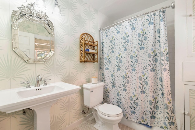 138 Greymon Dr, West Palm Beach, FL 33405 - bathroom featuring baseboards, curtained shower, toilet, and wallpapered walls