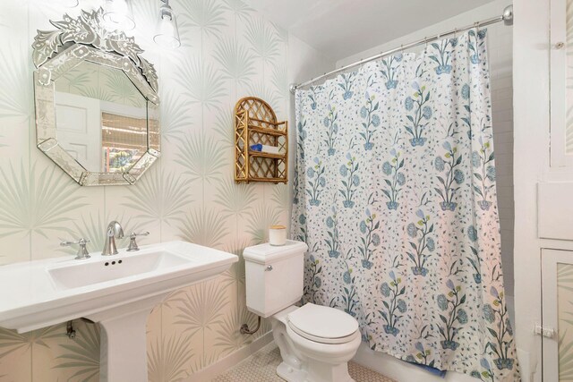 138 Greymon Dr, West Palm Beach, FL 33405 - full bath with wallpapered walls