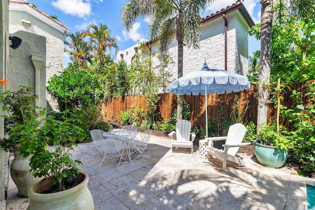 138 Greymon Dr, West Palm Beach, FL 33405 - view of patio with outdoor dining area and a fenced backyard