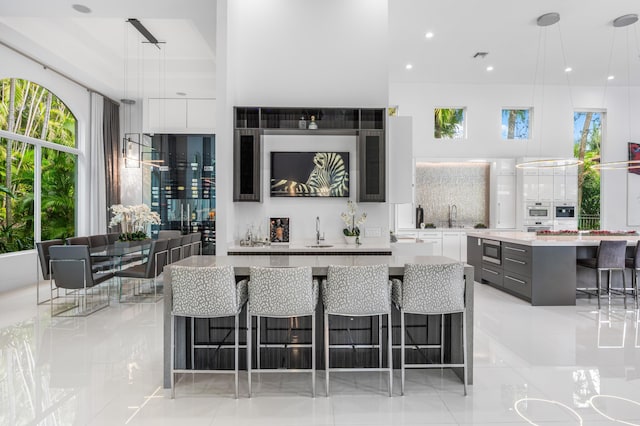 5784 Vintage Oaks Cir, Delray Beach, FL 33484 - kitchen with a spacious island, a breakfast bar, and modern cabinets