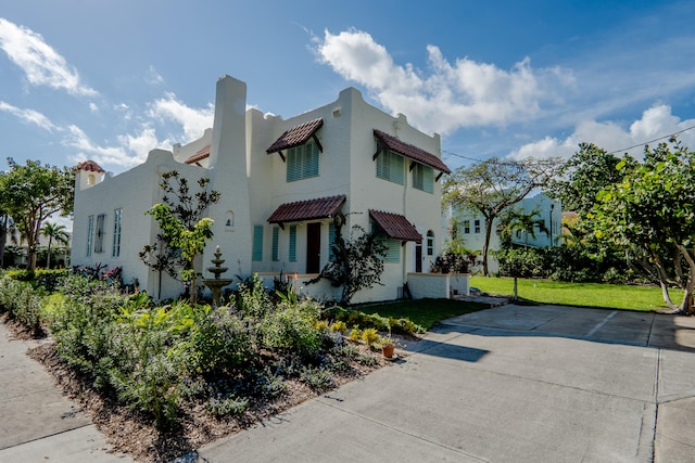 view of side of property featuring a yard and stucco siding