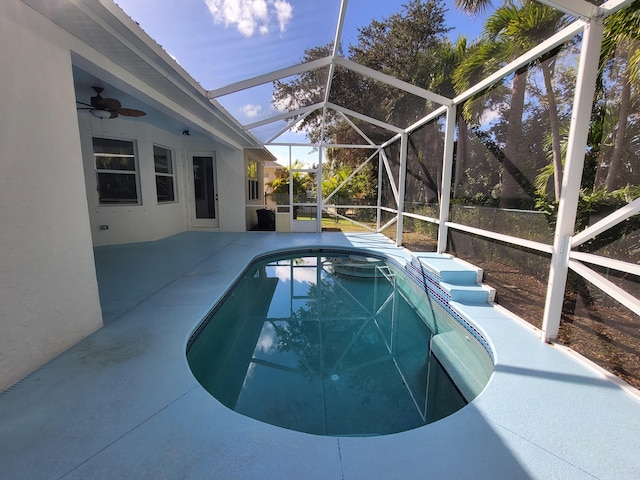 5105 E 1st Sq SW, Vero Beach, FL 32968 - outdoor pool featuring ceiling fan, a lanai, a jacuzzi, and a patio area