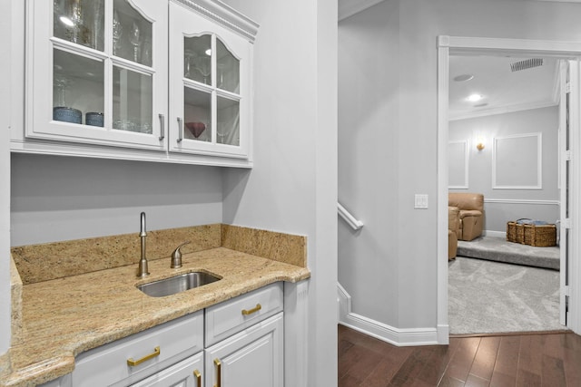 869 SW Habitat Ln, Palm City, FL 34990 - bar featuring a sink, dark wood-style floors, baseboards, and crown molding