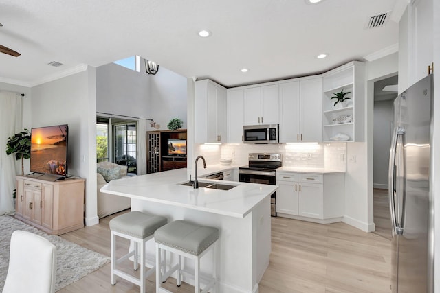 kitchen featuring visible vents, a sink, crown molding, tasteful backsplash, and appliances with stainless steel finishes