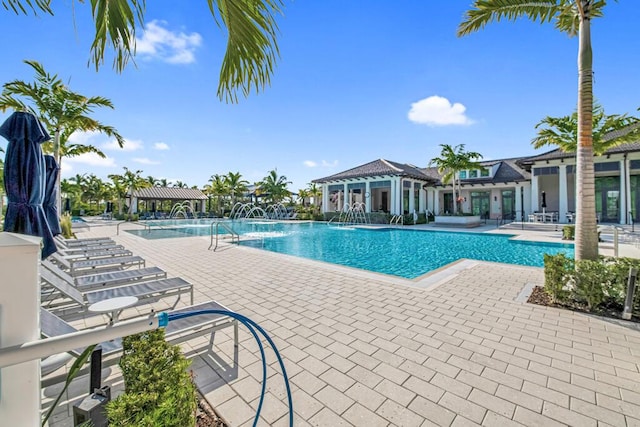 12408 Banner Ct, Palm Beach Gardens, FL 33412 - community pool with a patio