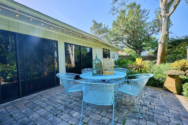 527 10th Ct, Vero Beach, FL 32962 - view of patio with outdoor dining space