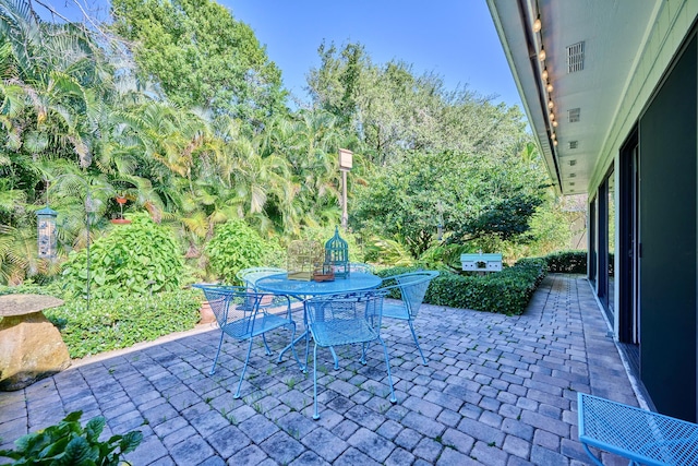 527 10th Ct, Vero Beach, FL 32962 - view of patio with outdoor dining space