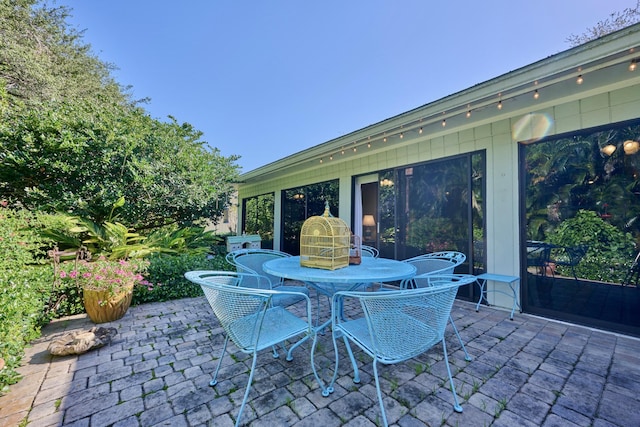 527 10th Ct, Vero Beach, FL 32962 - view of patio / terrace with outdoor dining area