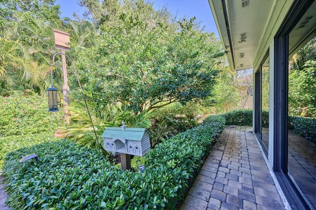 527 10th Ct, Vero Beach, FL 32962 - view of patio / terrace