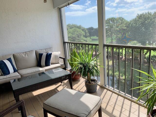 6562 Boca Del Mar Dr Unit 527, Boca Raton, FL 33433 - balcony featuring outdoor lounge area