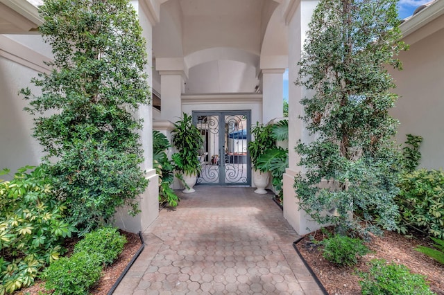view of exterior entry featuring stucco siding