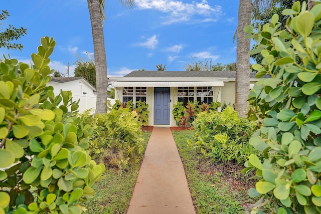 1008 SE 3rd St, Boynton Beach, FL 33435 - doorway to property featuring a shingled roof and stucco siding