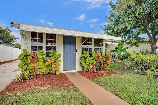 1008 SE 3rd St, Boynton Beach, FL 33435 - view of front facade featuring stucco siding and fence